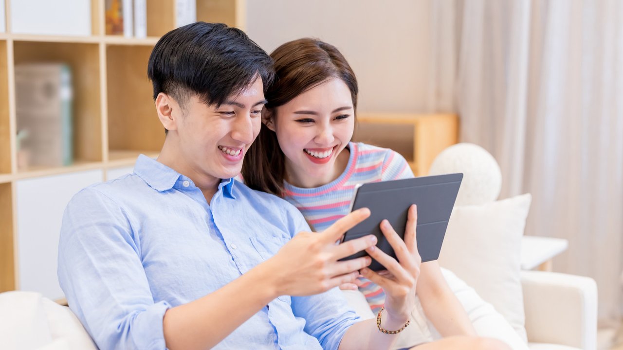 Ilustrasi sepasang kekasih sedang menatap layar smartphone. (Ryanking999/DepositPhotos.com)