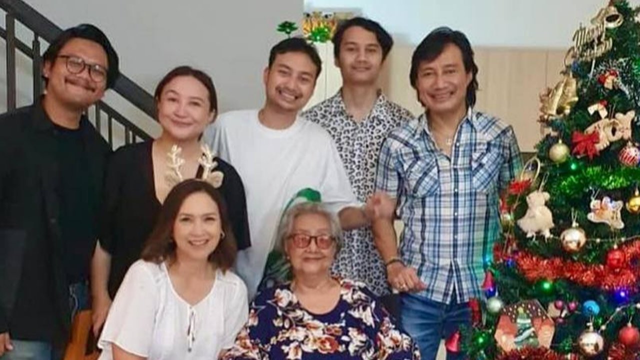 Kebahagiaan makin lengkap dengan mengunjungi sosok sepuh yang disebut eyang mami oleh Ira Wibowo.
