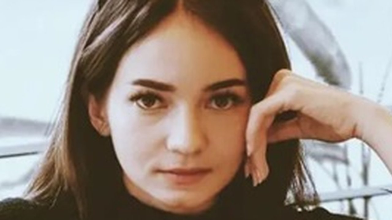 Model Atasan Lengan Panjang untuk Wanita, Sederhana namun Bergaya