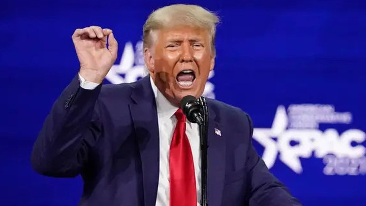 Donald Trump menari di akhir kampanyenya di Madison Square Garden di New York, Amerika Serikat (AS), pada 27 Oktober 2024. (Dok. Angela Weiss/AFP)