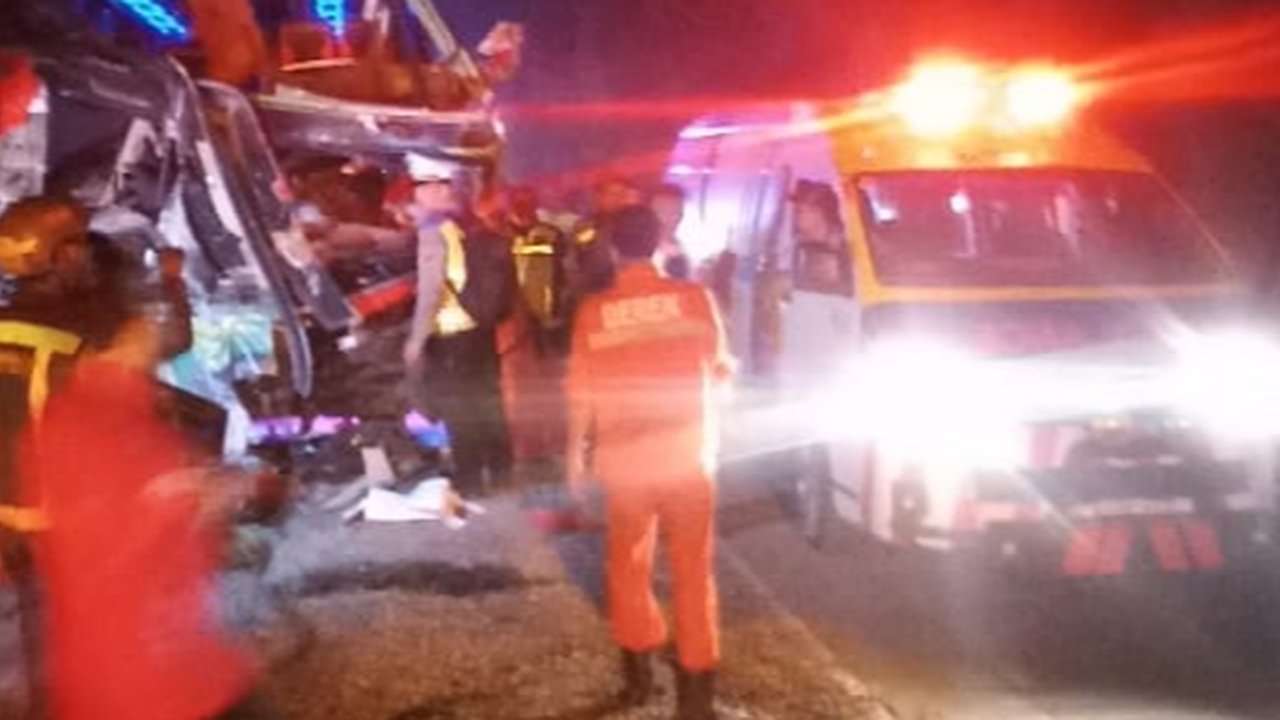 Bus Rombongan Wisata Ziarah Kecelakaan di Tol Cipularang