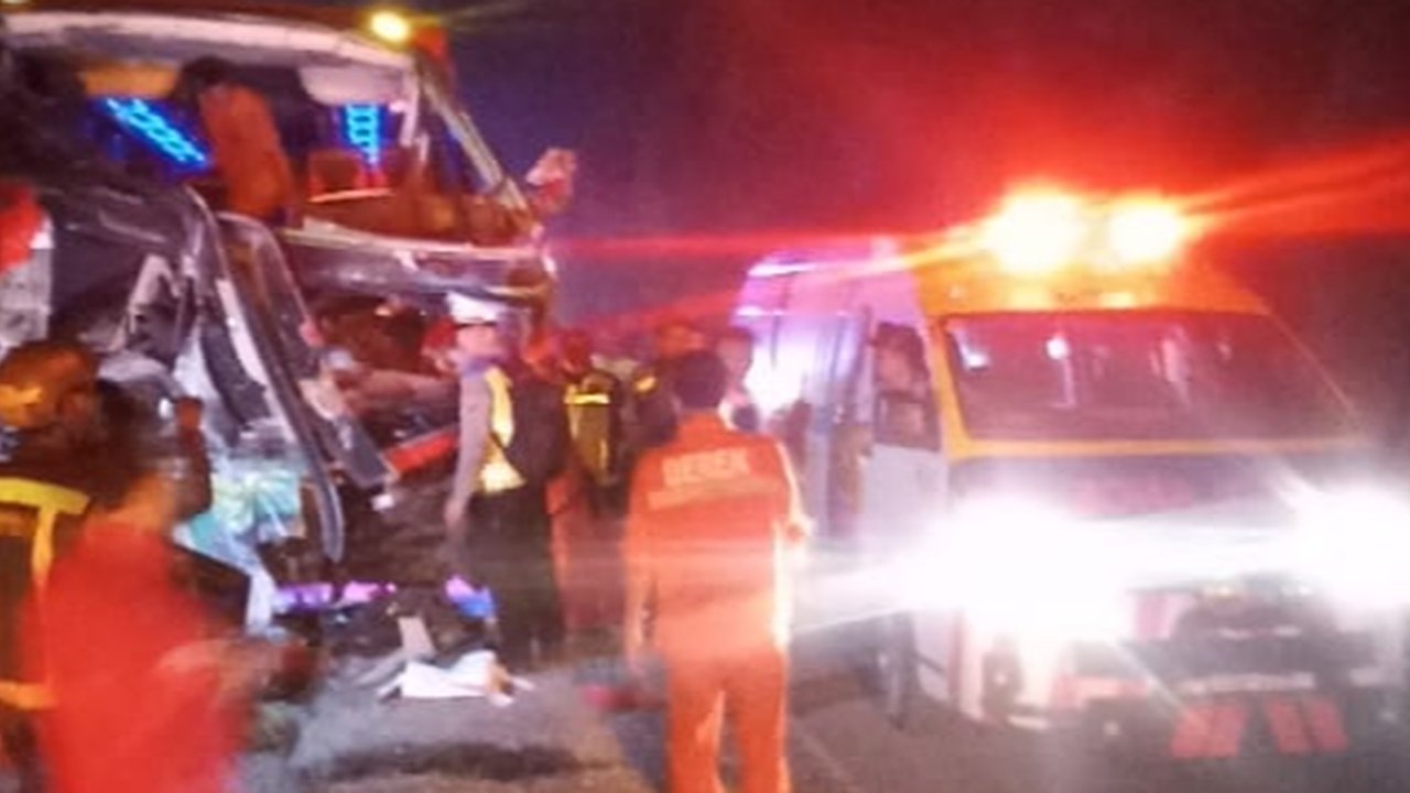 Bus Rombongan Wisata Ziarah Kecelakaan di Tol Cipularang