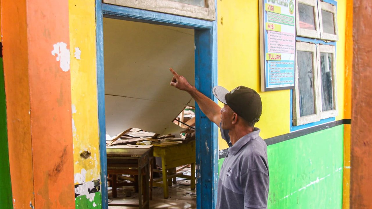 Miris, Gedung Kelas MTs di Lumajang Ambruk Setelah Diterpa Hujan Angin