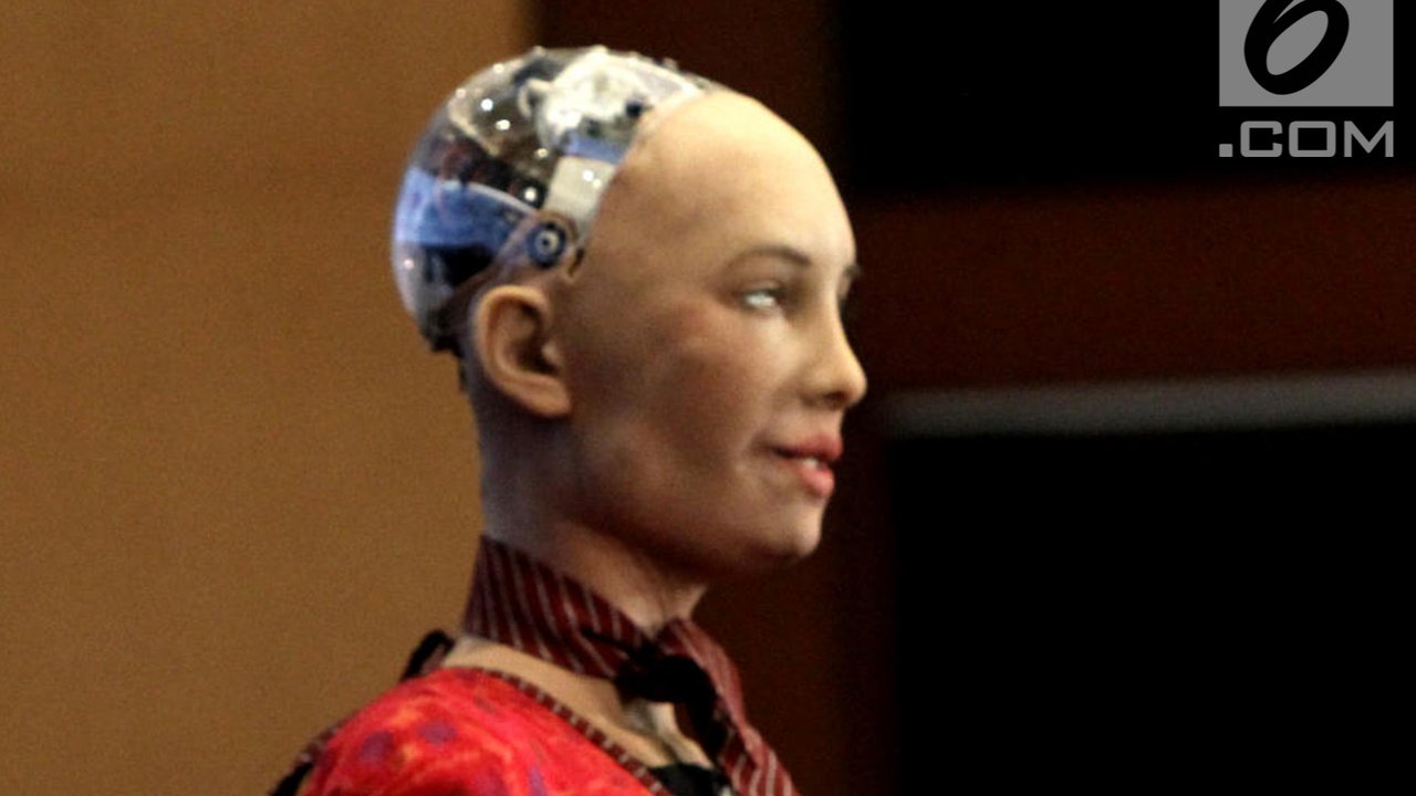 Robot Sophia berinteraksi dengan penonton dalam dialog internasional CSIS di Hotel Borobudur, Jakarta, Selasa (17/9/2019). Kehadiran Sophia untuk menunjukkan agar manusia tak takut pada robot yang memiliki Artificial Intellegence. (merdeka.com/Iqbal Nugroho)