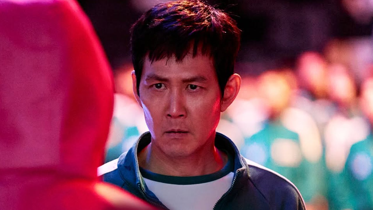 Dalam Squid Game 2, Sung Ki Hoon (Lee Jung Jae) memilih untuk tidak tinggal dengan putrinya di Amerika Serikat demi mengejar tujuannya sendiri terkait dengan permainan mematikan yang dia mena