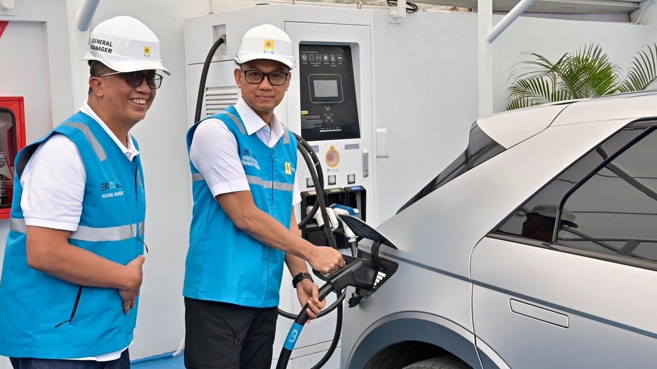 Direktur Utama PT PLN Darmawan Prasodjo Tinjau SPKLU Bandung