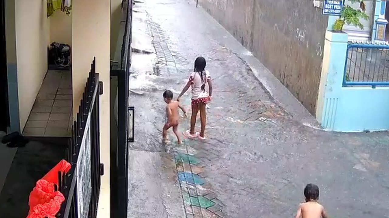 Bayi mandi hujan tercebur selokan