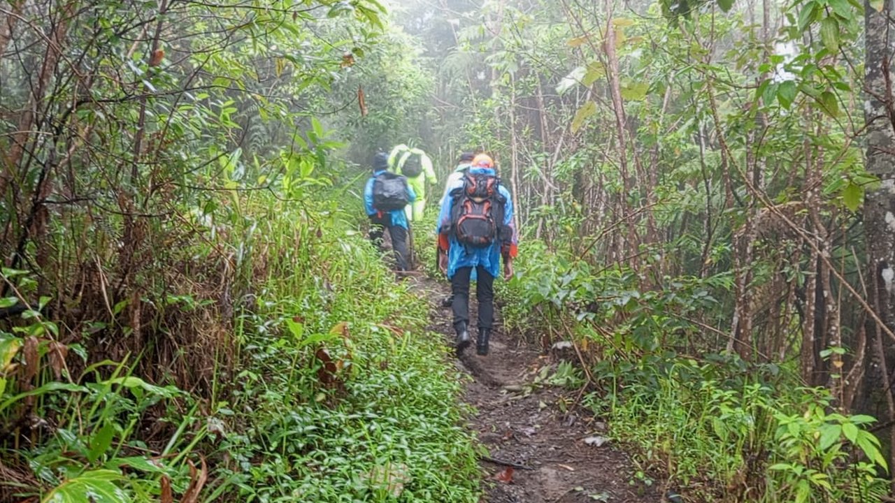 Tim SAR cari pendaki gunung agung