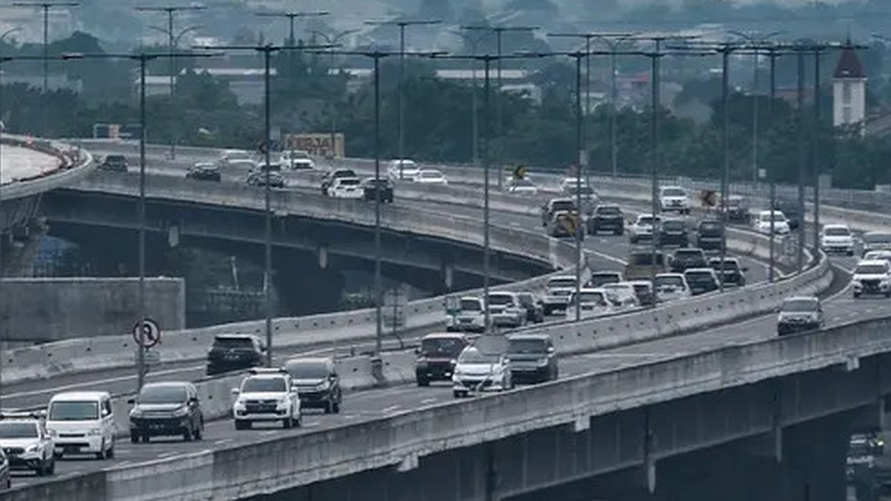 Arus kendaraan saat melintas di ruas Tol Layang Jakarta-Cikampek, Bekasi, Jawa Barat, Kamis (30/12/2021). Sebanyak 143.660 kendaraan tercatat meninggalkan Jakarta lewat empat gerbang tol (