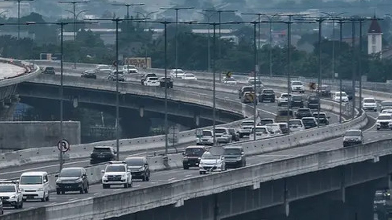 Arus kendaraan saat melintas di ruas Tol Layang Jakarta-Cikampek, Bekasi, Jawa Barat, Kamis (30/12/2021). Sebanyak 143.660 kendaraan tercatat meninggalkan Jakarta lewat empat gerbang tol (