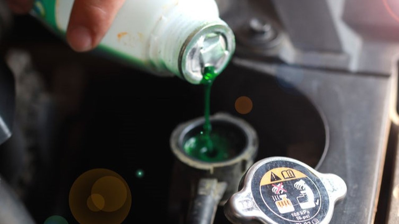 Metode Sederhana untuk Mengisi Air Radiator Mobil di Rumah dengan Benar