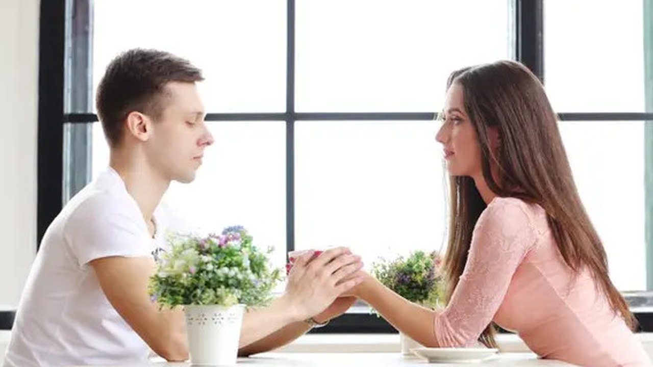 Ilustrasi pasangan cinta, romantis, kencan, pacaran. (Image by prostooleh on Freepik)