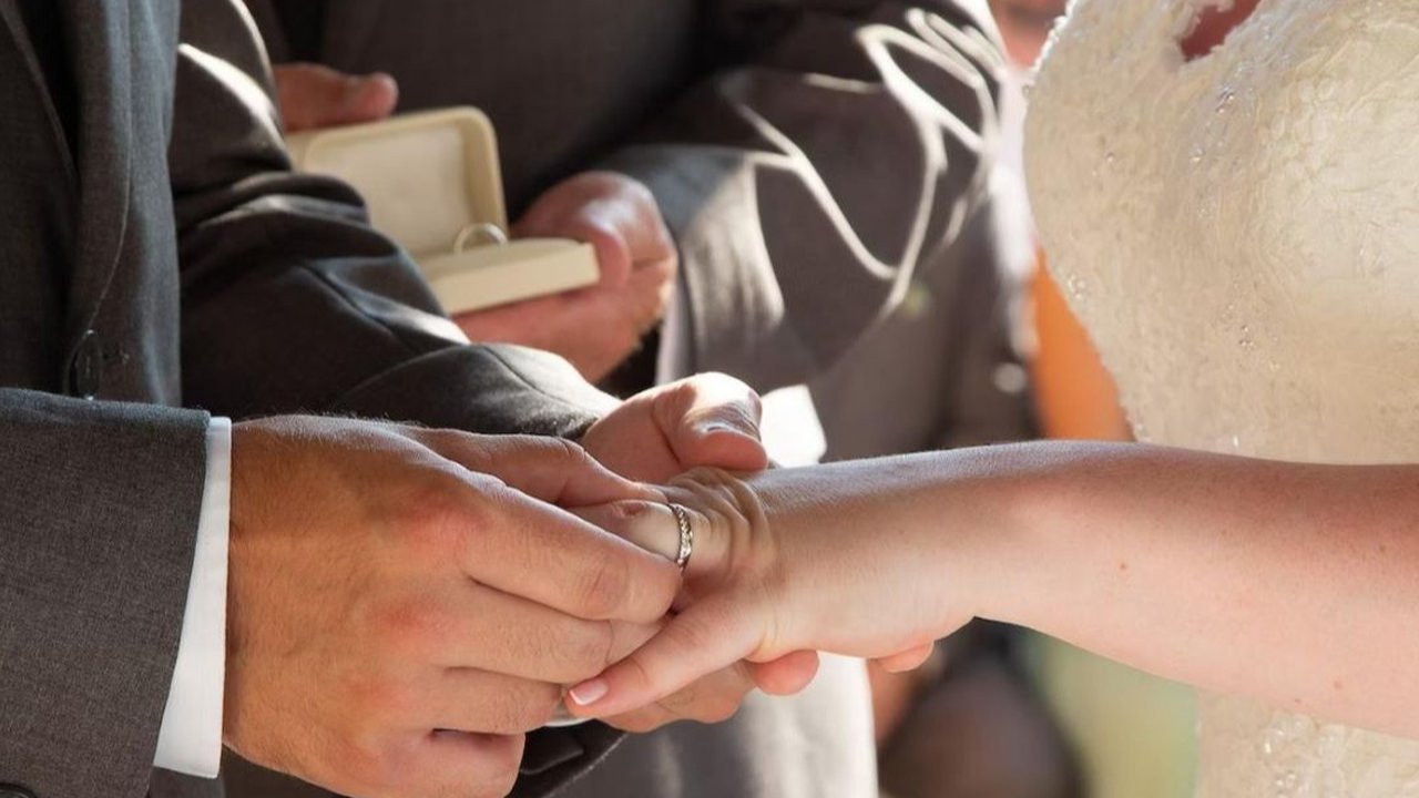 Suasana Pertunangan yang Dingin Memperlihatkan Calon Pengantin Wanita Pasang Wajah Cemberut Sepanjang Acara, Tuai Perdebatan Netizen