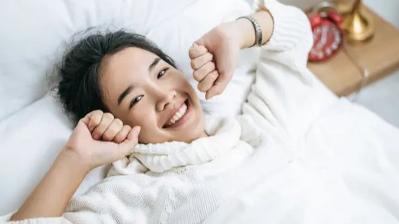 Ilustrasi Wanita Baru Bangun Tidur / Freepik by benzoix