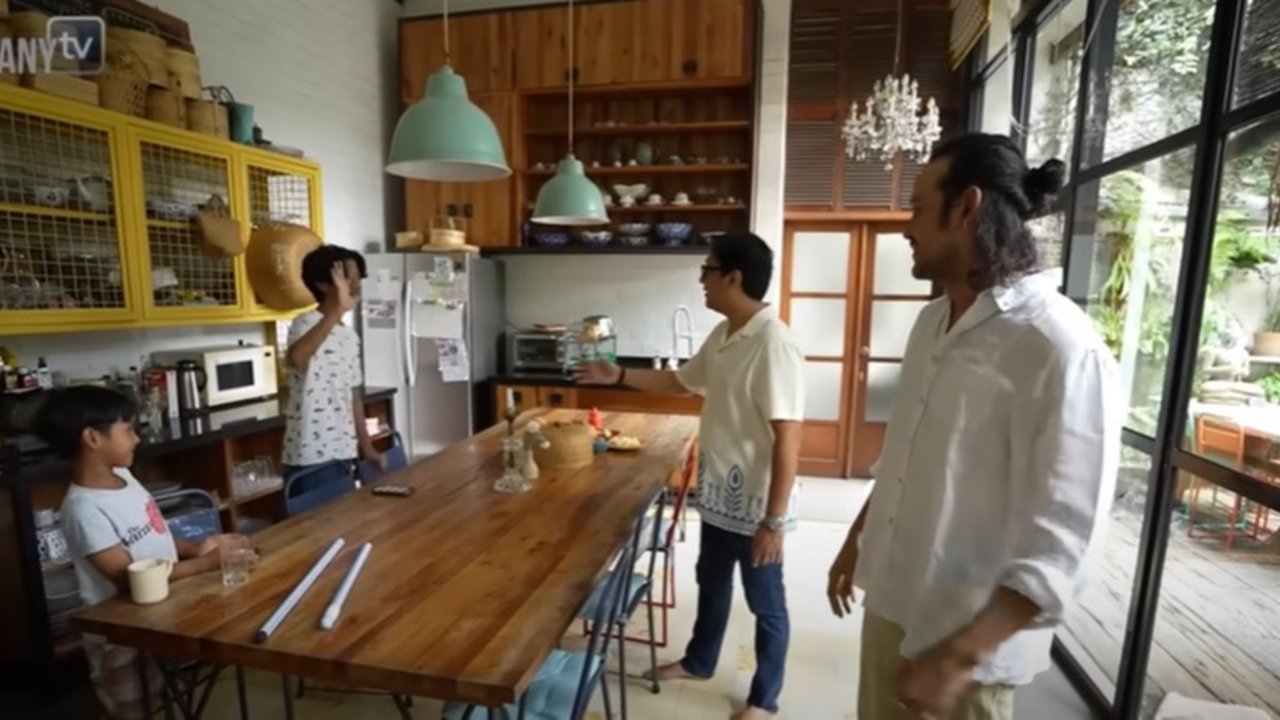 7 Potret Dapur Widi Mulia dan Dwi Sasono yang Unik, Artistik - Ada Rak Custom dari Barang Bekas