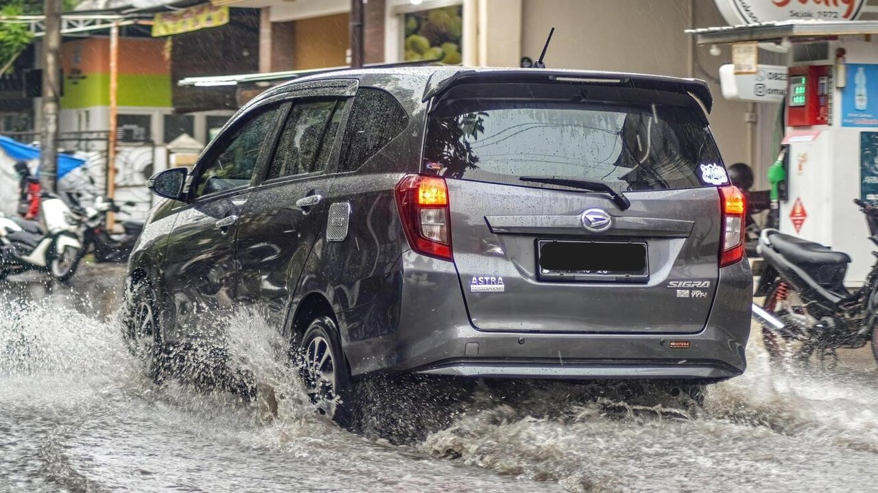 Daihatsu Sigra menerjang genangan air saat musim hujan.