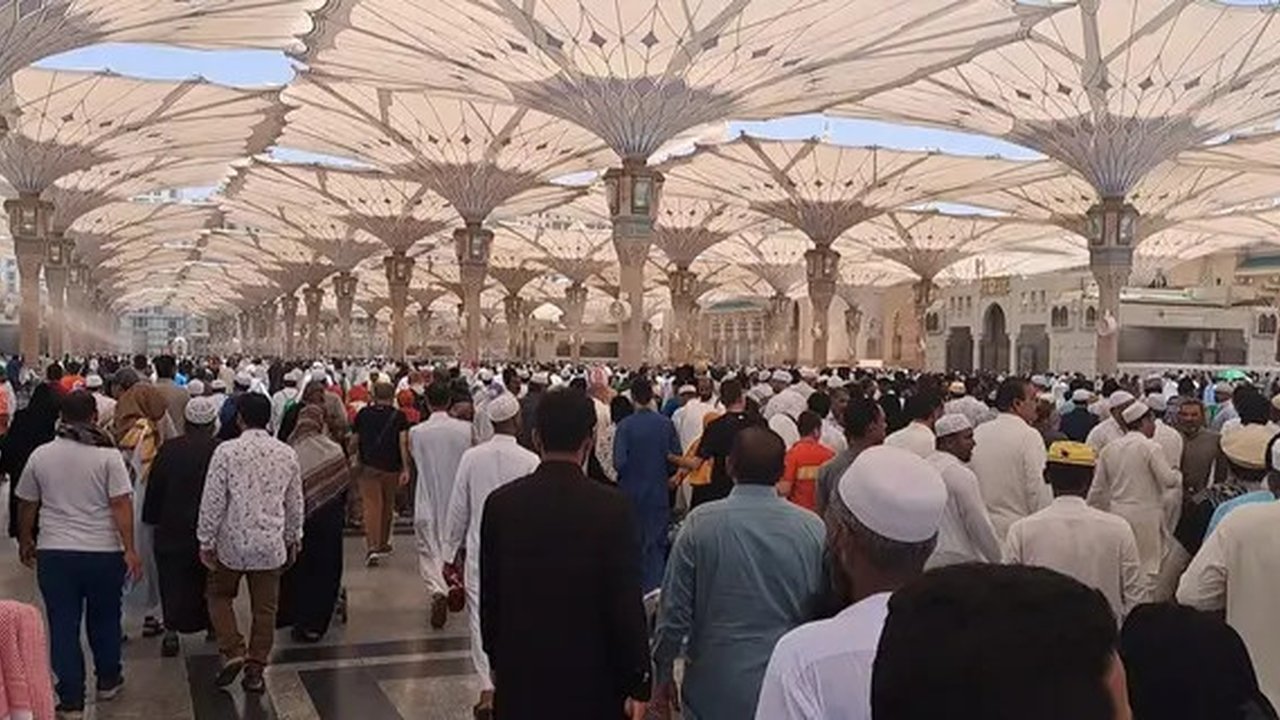Ribuan jemaah haji menuju Masjid Nabawi, Madinah, Arab Saudi, untuk menjalankan sholat Jumat perdana pada Jumat (26/5/2023). (Liputan6.com/Nafiysul Qodar)
