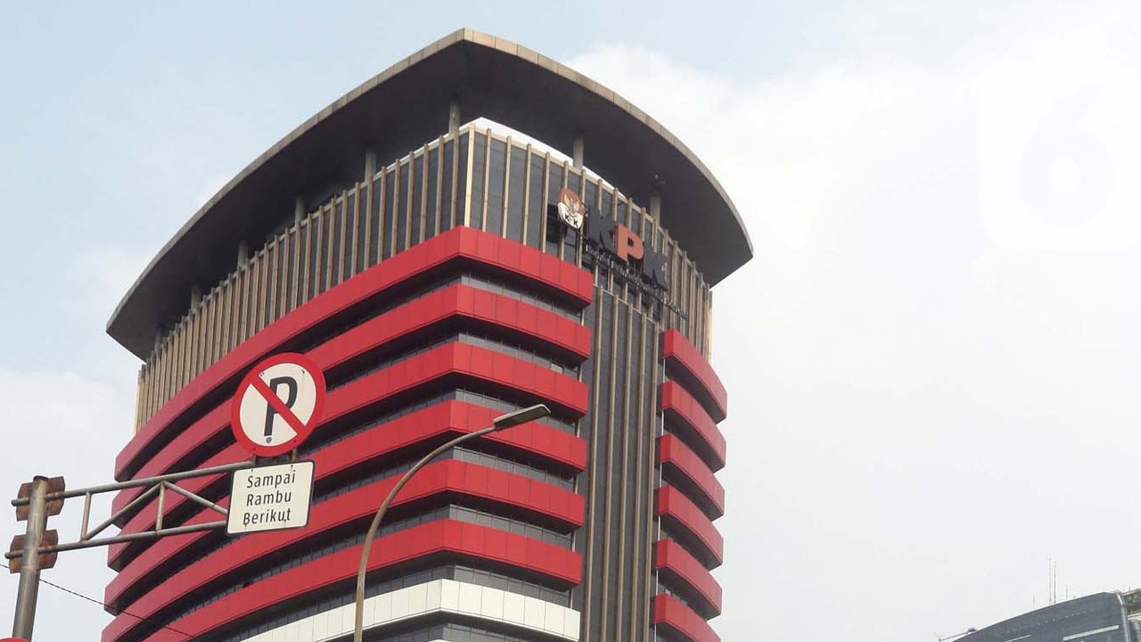 Kendaraan penyemprot air milik kepolisian disiagakan di jalan Kuningan Persada sekitar Gedung Merah Putih KPK, Jakarta, Selasa (1/6/2021). Pengamanan gedung KPK dan sekitarnya diperketat terkait upacara pelantikan pegawai KPK menjadi Aparatur Sipil Negara. (Liputan6.com/Helmi Fithriansyah)