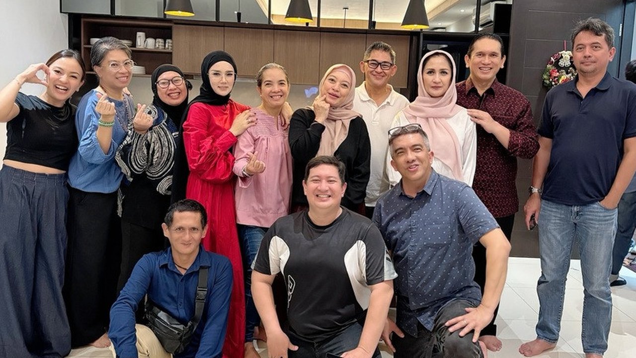Inilah potret Ahmad Dhani bersama keluarga besar di momen Natal. Meski tak merayakan Natal, Ahmad Dhani menyebut keluarga besarnya punya agenda tahunan kumpul di tanggal 25 Desember.