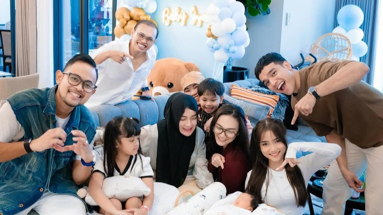 Potret Fuji dan Fadly Faisal Jenguk Baby Jyad, Anak Shandy Purnamasari dan Gilang Juragan99
