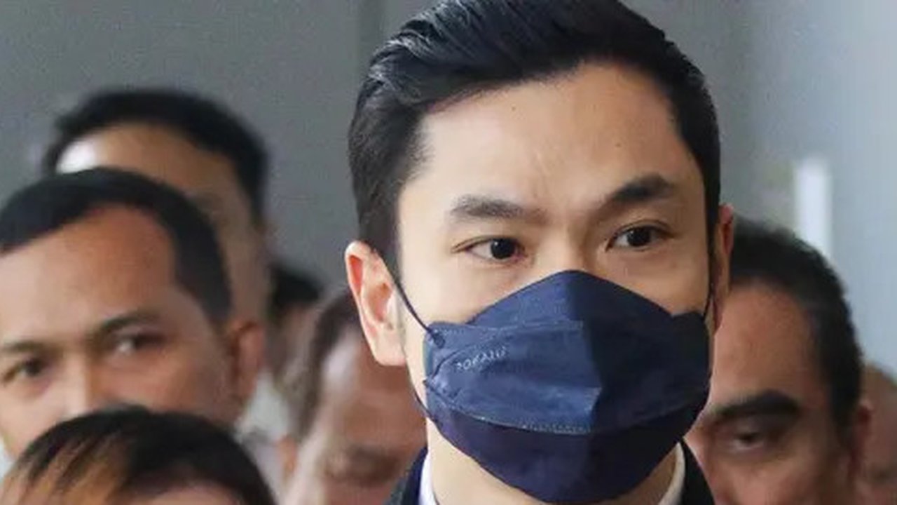 Saat itu, tangan Harvey terlihat diikat dengan borgol, sementara tangan Helena ditutupi dengan kain. (Liputan6.com/Herman Zakharia)