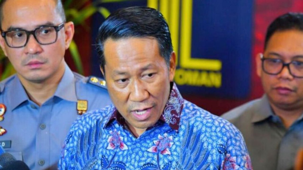 Menteri Hukum (Menkum) Supratman Andi Agtas menyebutkan bahwa selain pengampunan dari Presiden, pengampunan bagi pelaku tindak pidana, termasuk koruptor, bisa ...