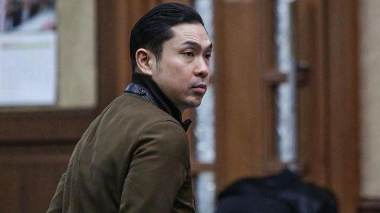 Harvey Moeis divonis hukuman penjara selama enam tahun dan enam bulan terkait kasus korupsi pengelolaan tata niaga komoditas timah di wilayah izin usaha pertambangan (IUP) PT Timah Tbk. pada 2015–2022.