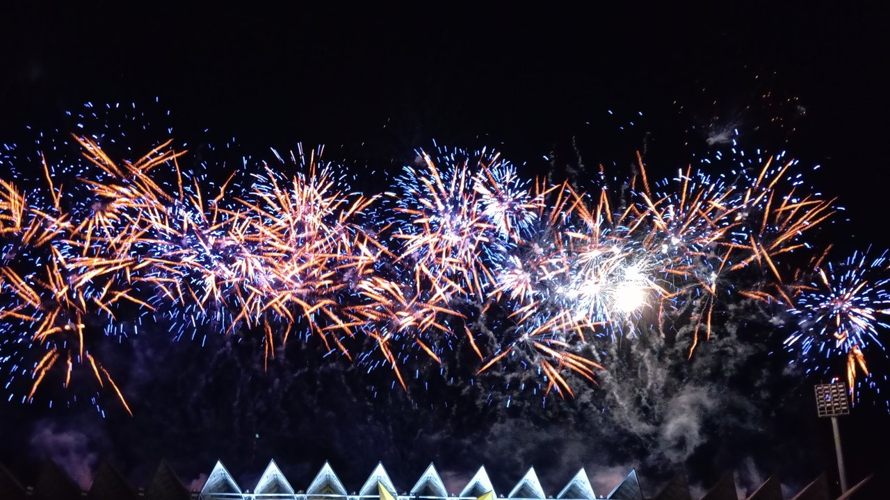 Malam perayaan Tahun Baru 2024 di Bundaran HI, Jakarta, Senin (1/1/2024). Pemerintah Provinsi (Pemprov) DKI Jakarta menggelar acara “Malam Muda Mudi” di Jakarta Kota Global sebagai perekatan kebersamaan masyarakat Jakarta yang heterogen.