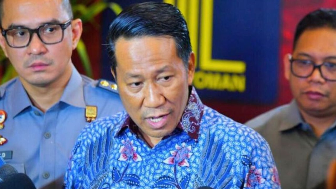 Menteri Hukum (Menkum) Supratman Andi Agtas menyebutkan bahwa selain pengampunan dari Presiden, pengampunan bagi pelaku tindak pidana, termasuk koruptor, bisa ...