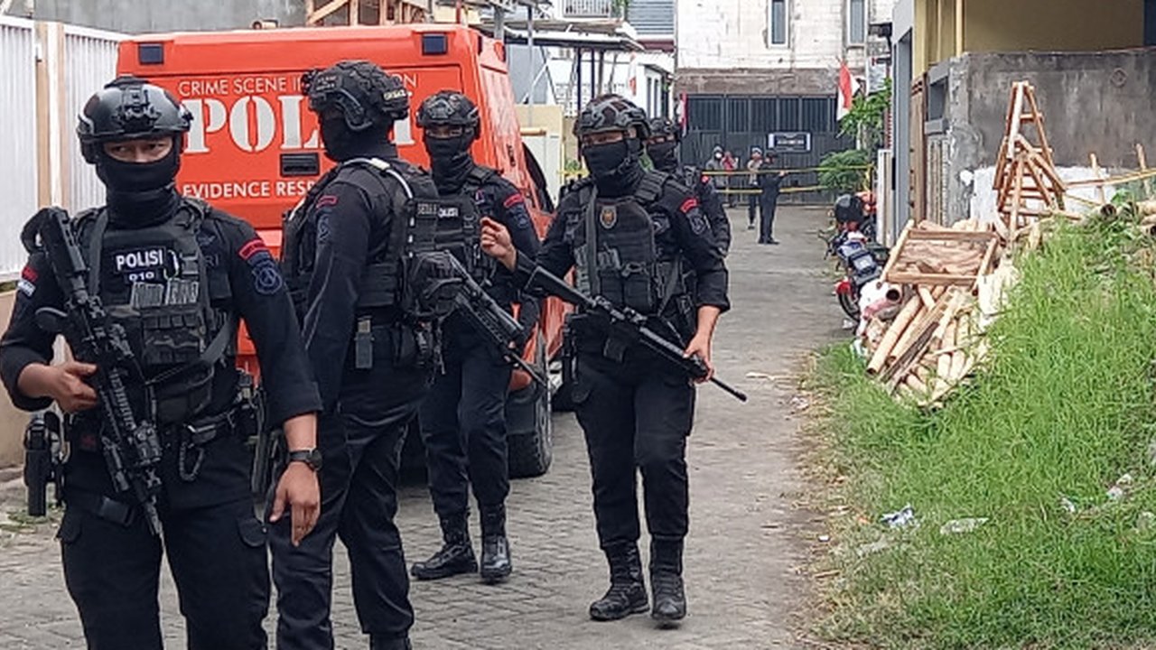 Tim Densus 88 Antiteror berjaga ketat di sebuah rumah yang dihuni seorang terduga terorisme di Kota Batu pada Kamis, 1 Agustus 2024 (Liputan6.com/Zainul Arifin)