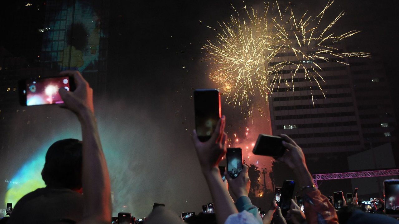 Malam perayaan Tahun Baru 2024 di Bundaran HI, Jakarta, Senin (1/1/2024). Pemerintah Provinsi (Pemprov) DKI Jakarta menggelar acara “Malam Muda Mudi” di Jakarta Kota Global sebagai perekatan kebersamaan masyarakat Jakarta yang heterogen.