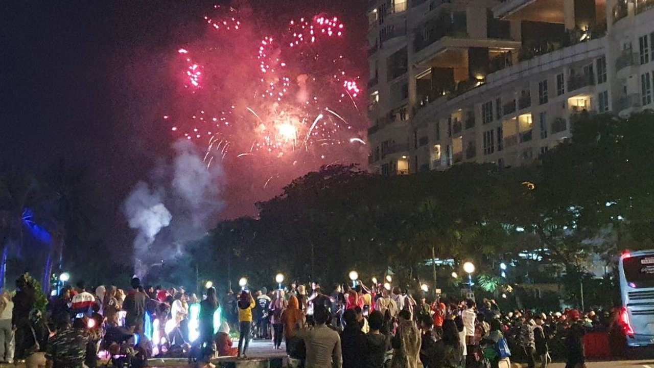 Malam perayaan Tahun Baru 2024 di Bundaran HI, Jakarta, Senin (1/1/2024). Pemerintah Provinsi (Pemprov) DKI Jakarta menggelar acara “Malam Muda Mudi” di Jakarta Kota Global sebagai perekatan kebersamaan masyarakat Jakarta yang heterogen.
