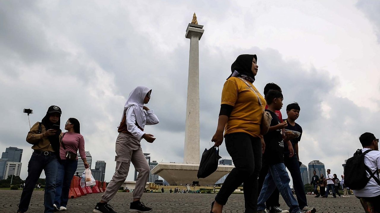 Pengunjung beraktivitas di kawasan Monas, Jakarta, Rabu (25/12/2024). Menurut pengelola Monas jam operasional pada libur Natal dan tahun baru diperpanjang hingga pukul 18.00 WIB untuk hari Senin-Jumat sedangkan Sabtu-Minggu menjadi pukul 22.00 WIB. Liputan6.com/Angga Yuniar