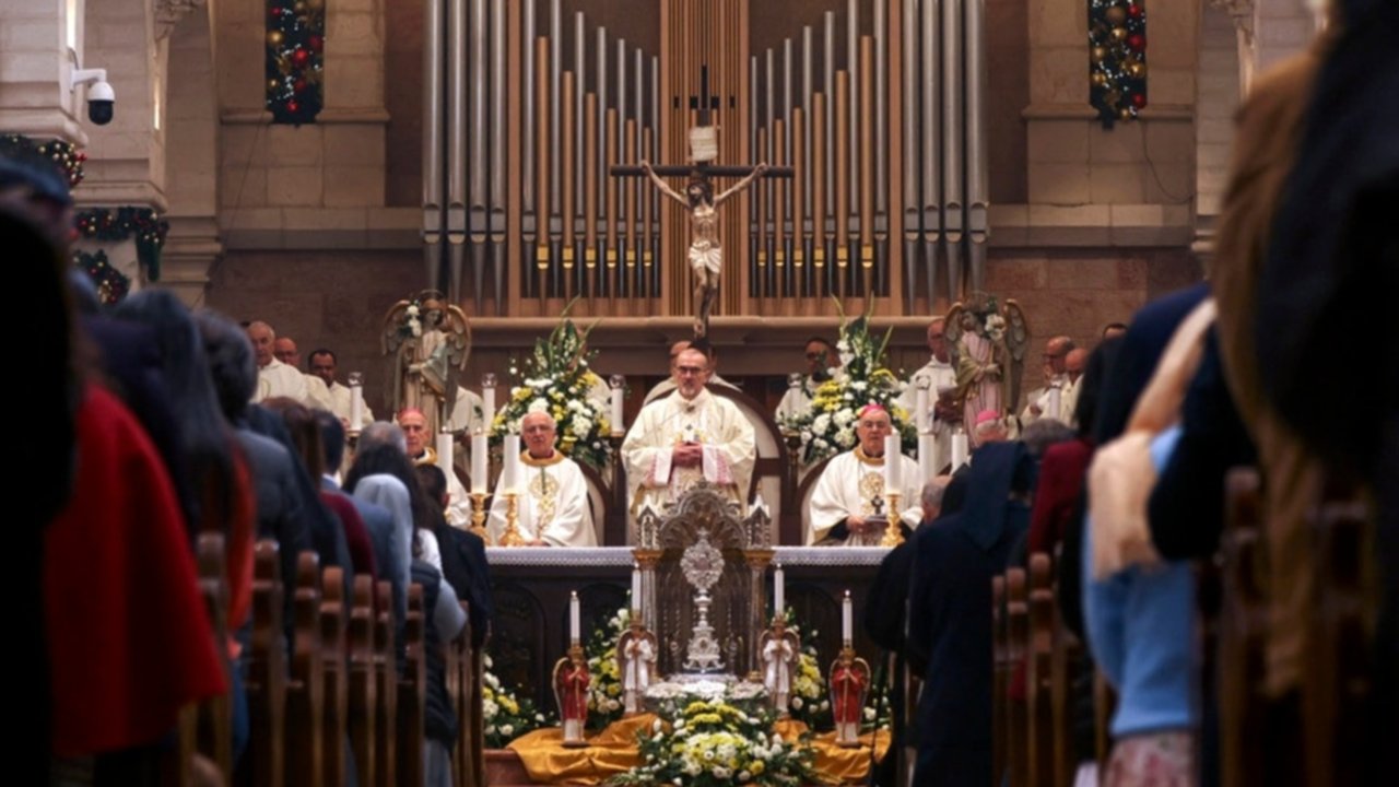 Uskup Agung Pierbattista Pizzaballa, pendeta Katolik terkemuka di Patriarkat Latin Yerusalem, memimpin umat di Betlehem dalam Misa pagi, Rabu (25/12) di Gereja Kelahiran, yang dibangun di tempat yang diyakini umat Kristen sebagai tempat kelahiran Yesus.