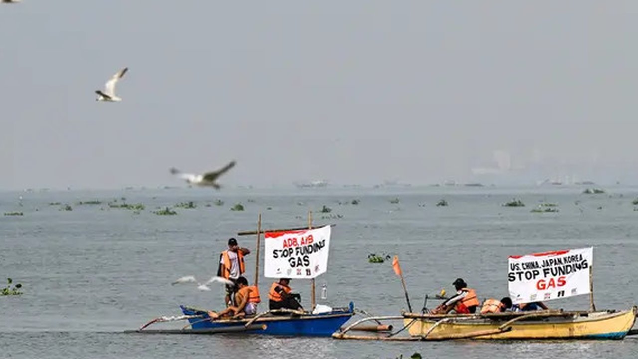 Aksi tersebut untuk mengirim pesan kepada para pemimpin dunia yang menghadiri Konferensi Perubahan Iklim Perserikatan Bangsa-Bangsa (COP29) di Baku, Azerbaijan. (JAM STA ROSA/AFP)