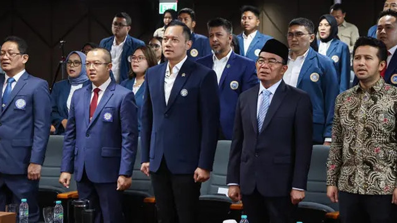 Menteri Koordinator Bidang Infrastruktur dan Pembangunan Kewilayahan (Menko Infra) Agus Harimukti Yudhoyono (AHY) menjajal uji coba direct train atau kereta ...