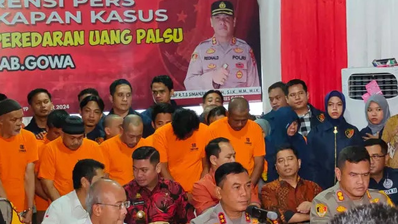 Kapolda Suslel Irjen Pol Yudhiawan pamerkan uang palsu (Liputan6.com/Fauzan)