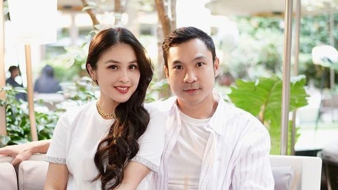 Namun, kini sudah tidak terlihat lagi unggahan kebersamaan Sandra bersama sang suami, termasuk foto pernikahannya.