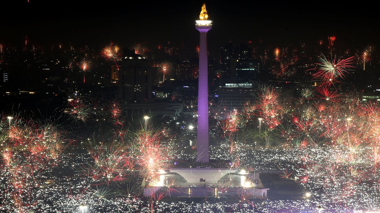 Kembang api menghiasi malam pergantian tahun baru 2018 di kawasan silang Monumen Nasional (Monas), Jakarta, Senin (1/1/2018). Monas menjadi salah satu lokasi pilihan Warga Jakarta untuk merayakan malam pergantian tahun. (Liputan6.com/Johan Tallo)