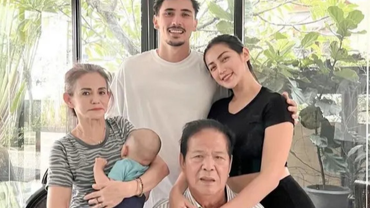 Potret Kenangan Ayah Jessica Iskandar dan Keluarga. (Sumber: Instagram/inijedar)