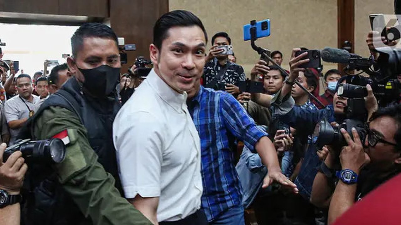 Harvey Moeis divonis hukuman penjara selama enam tahun dan enam bulan terkait kasus korupsi pengelolaan tata niaga komoditas timah di wilayah izin usaha pertambangan (IUP) PT Timah Tbk. pada 2015–2022.