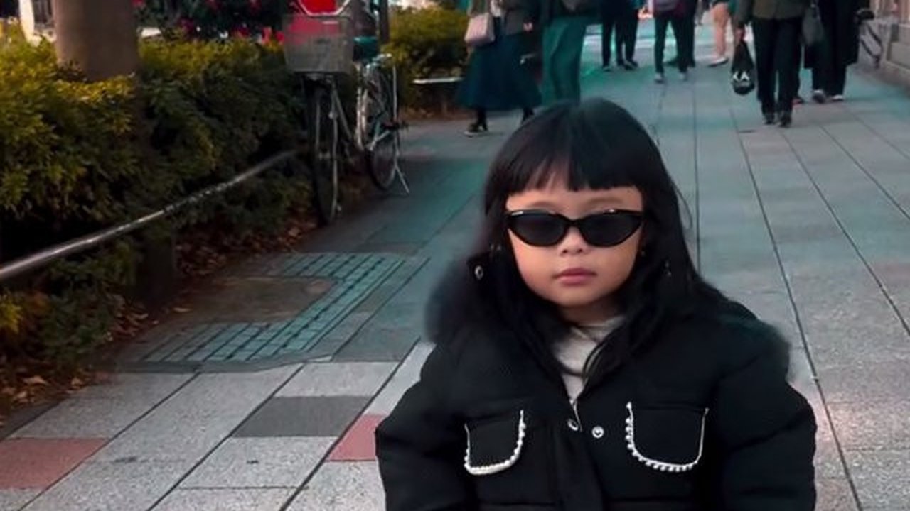 Liburan ke Luar Negeri, Gaya Ameena Anak Atta Halilintar Dan Aurel Hermansyah yang Stylish - Minta Divideoin Pengin Jadi Model