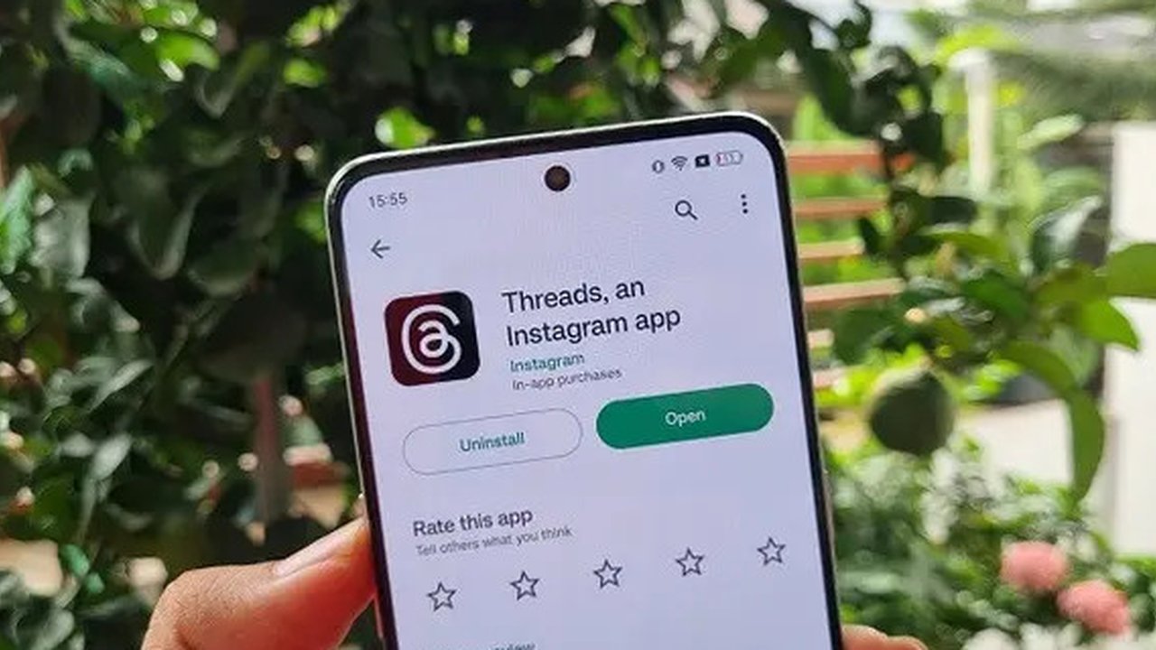 Membuka aplikasi Threads Instagram di Play Store pada Kamis (6/7/2023). (Liputan6.com/Laudia Tysara)