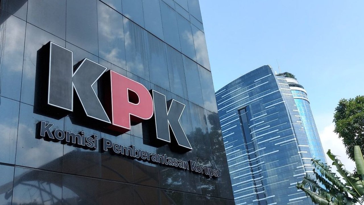 Penyidik Komisi Pemberantasan Korupsi (KPK) memeriksa satu orang pegawai negeri sipil (PNS) dan satu orang nakhoda kapal sebagai saksi penyidikan perkara ...