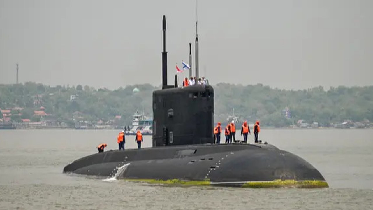 Para awak kapal selam UFA milik Angkatan Laut Rusia bersiap merapat di Dermaga Jamrud Utara, Pelabuhan Tanjung Perak, Surabaya, Jawa Timur, Kamis 7 November 2024. (JUNI KRISWANTO/AFP)