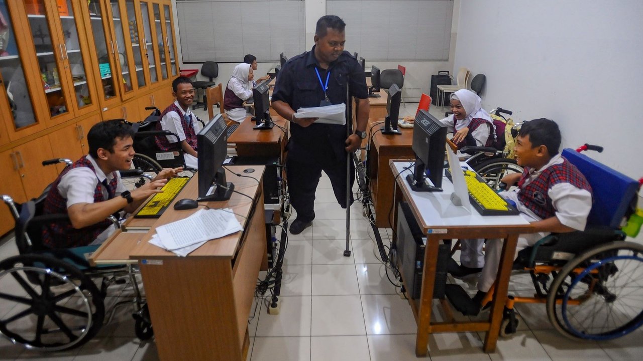 Pak Agung (39), seorang guru difabel yang mengajar di Sekolah Yayasan Penyandang Anak Cacat (YPAC) di kawasan Kebayoran Baru, Jakarta.