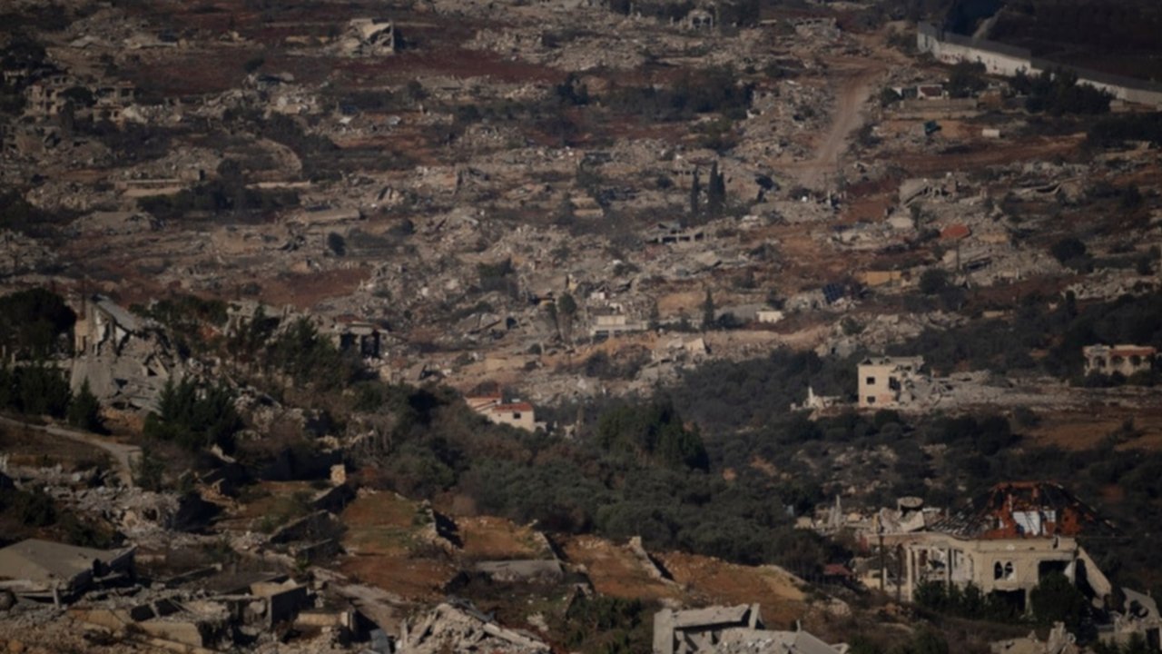 Kementrian Kesehatan Lebanon mengatakan, serangan Israel di Selatan Lebanon menewaskan satu orang, Senin (2/12), sementara militer Lebanon mengatakan serangan Israel melukai seorang tentara di bagian timur negara itu.