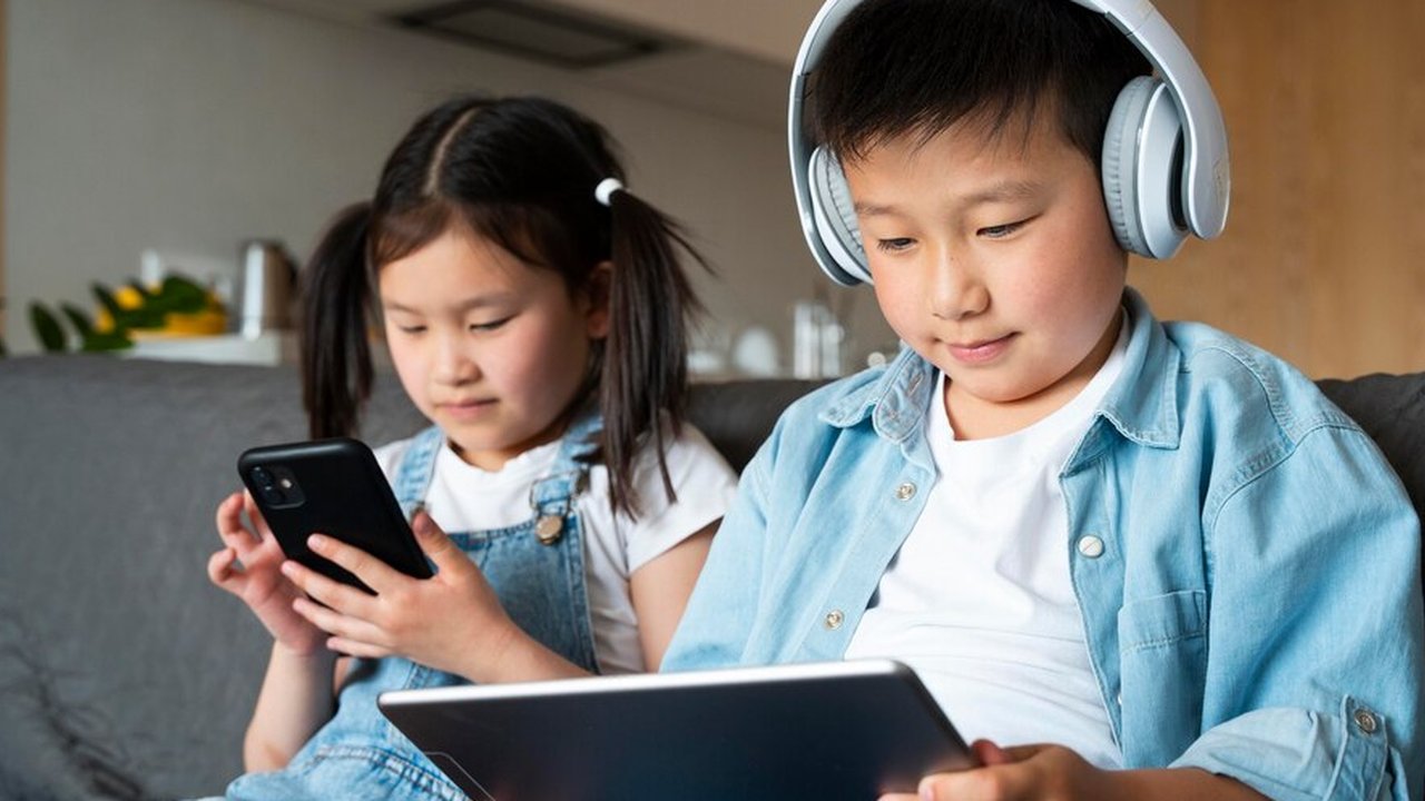 Ilustrasi Anak Bermain Gadget