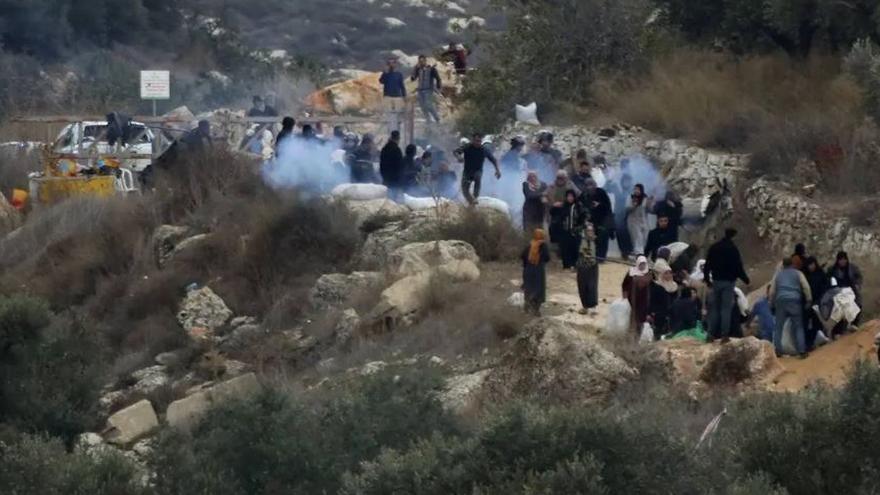 Tentara Israel menyerang petani Palestina saat memanen zaitun di desa Salem, Nablus, Tepi Barat, 28 November 2024.