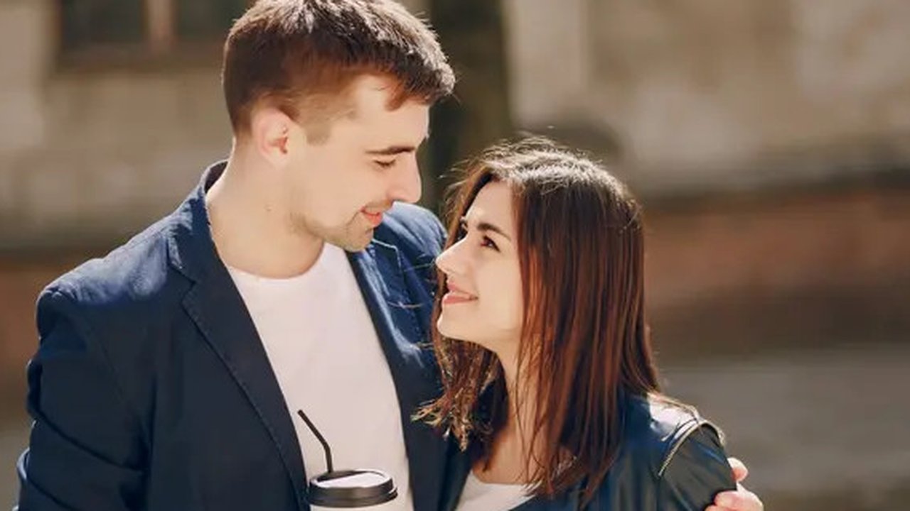 Ilustrasi pasangan cinta, romantis, kencan, pacaran. (Image by prostooleh on Freepik)